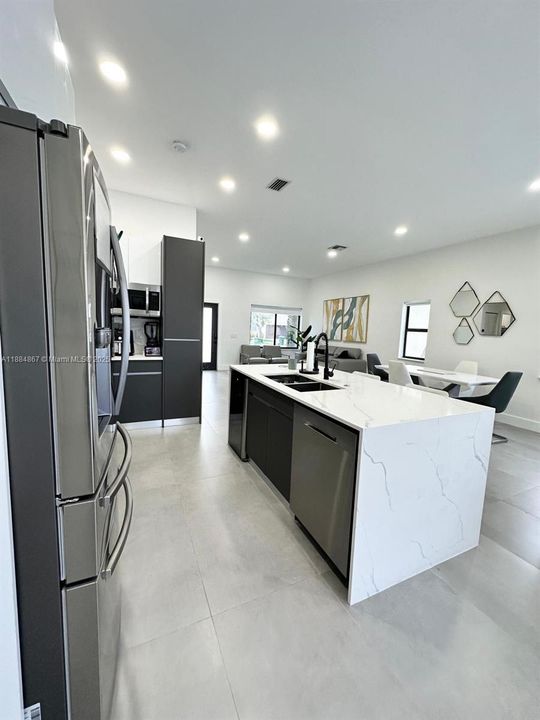 Под контрактом: $735,000 (3 спален, 2 ванн, 1556 Квадратных фут)