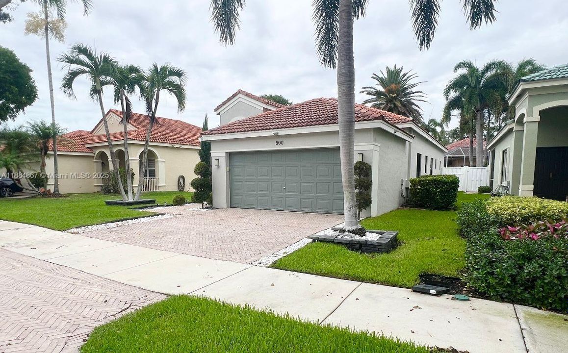 Под контрактом: $735,000 (3 спален, 2 ванн, 1556 Квадратных фут)