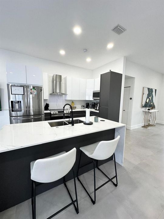 Под контрактом: $735,000 (3 спален, 2 ванн, 1556 Квадратных фут)