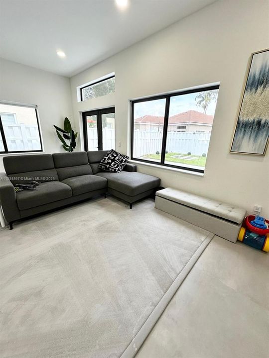 Под контрактом: $735,000 (3 спален, 2 ванн, 1556 Квадратных фут)