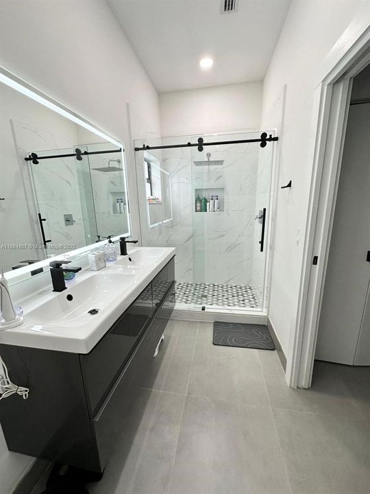 Под контрактом: $735,000 (3 спален, 2 ванн, 1556 Квадратных фут)