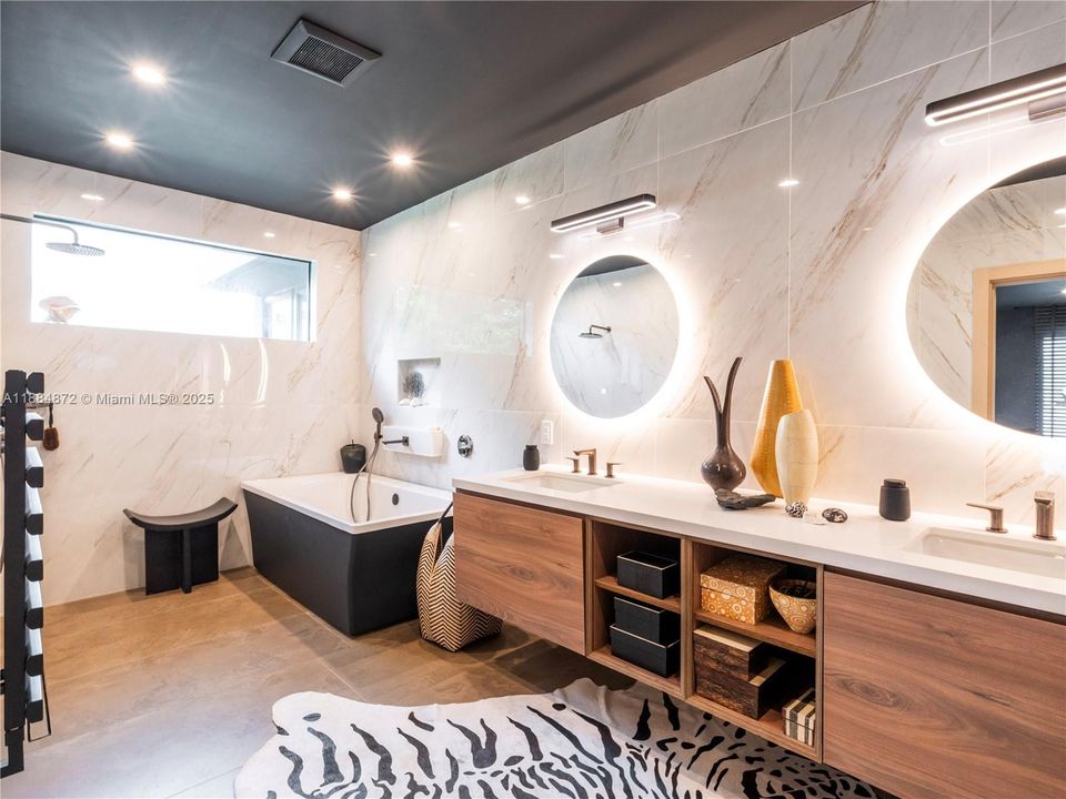 Active With Contract: $2,850,000 (4 beds, 4 baths, 2665 Square Feet)