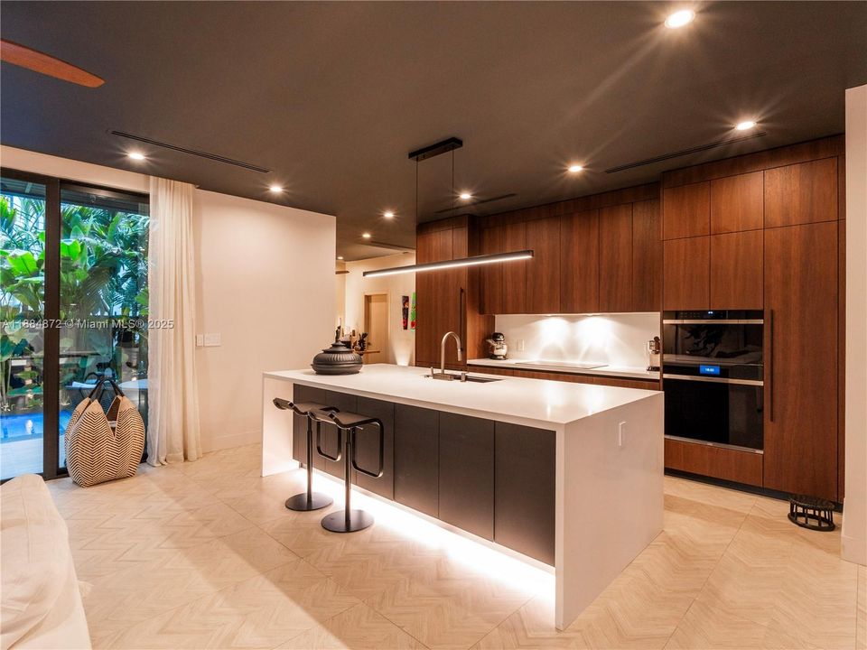 Active With Contract: $2,850,000 (4 beds, 4 baths, 2665 Square Feet)