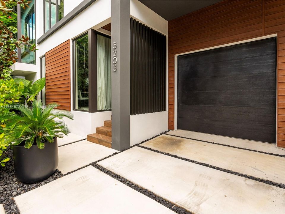 Active With Contract: $2,850,000 (4 beds, 4 baths, 2665 Square Feet)