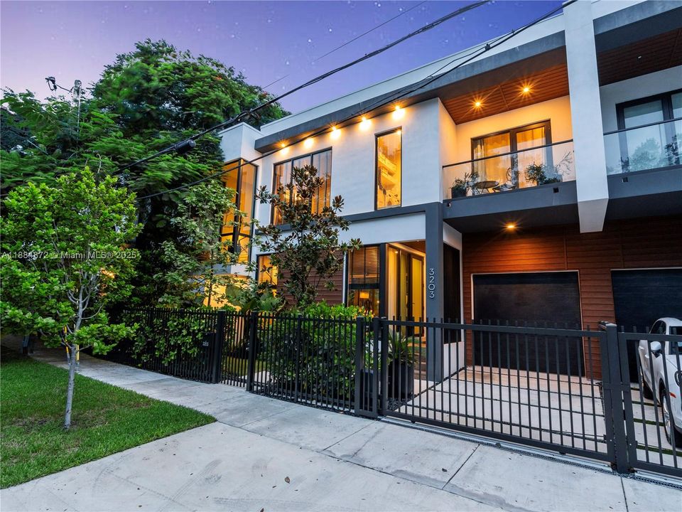 Active With Contract: $2,850,000 (4 beds, 4 baths, 2665 Square Feet)