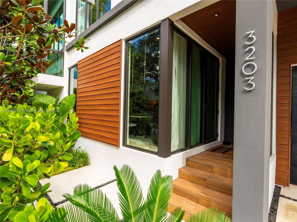 Active With Contract: $2,850,000 (4 beds, 4 baths, 2665 Square Feet)