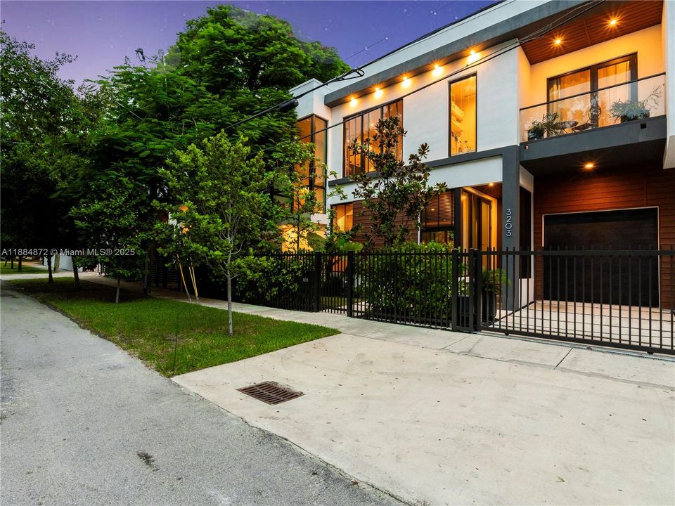 Active With Contract: $2,850,000 (4 beds, 4 baths, 2665 Square Feet)