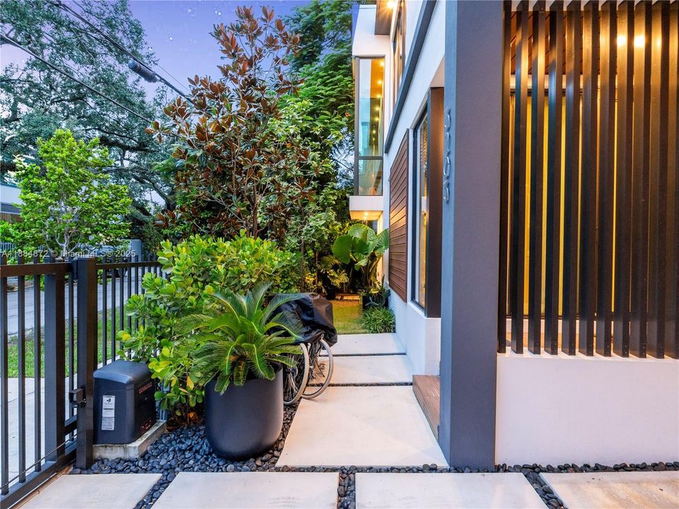 Active With Contract: $2,850,000 (4 beds, 4 baths, 2665 Square Feet)