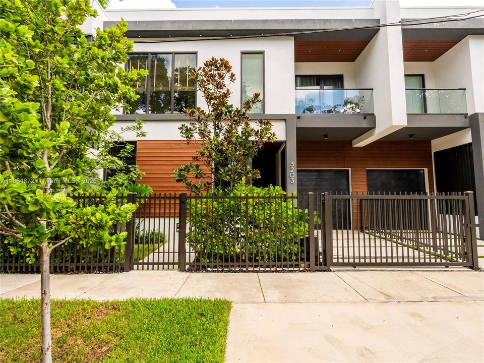 Active With Contract: $2,850,000 (4 beds, 4 baths, 2665 Square Feet)