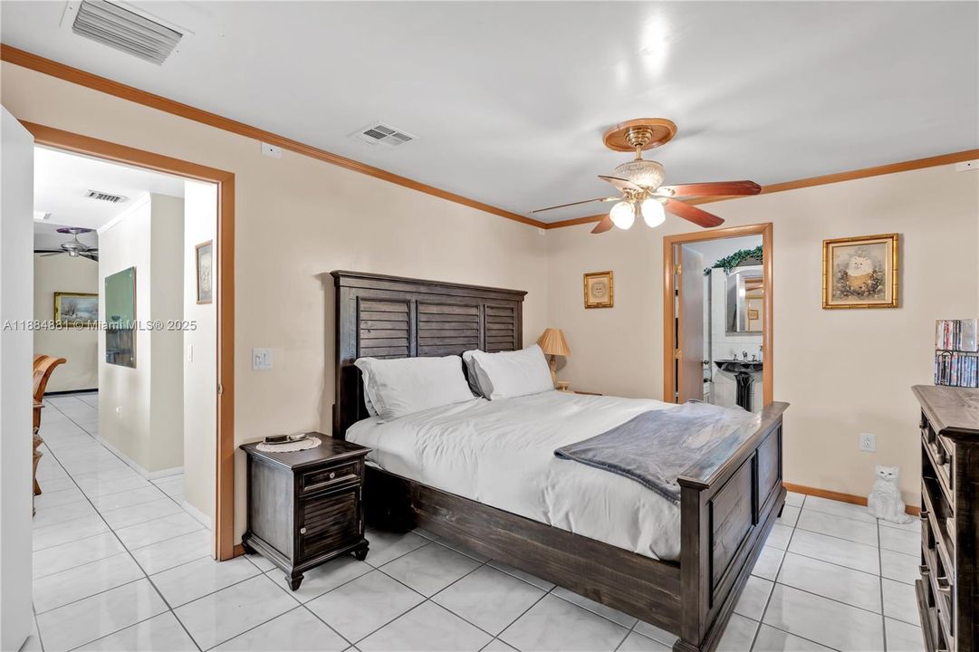 SPACIOUS MAIN SUITE W/ SPA BATH & FRENCH DOORS TO PRIVATE LANAI W/ WHIRLPOOL SPA.