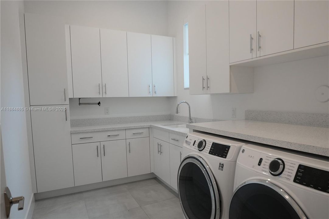 В аренду: $40,000 (6 спален, 6 ванн, 7769 Квадратных фут)