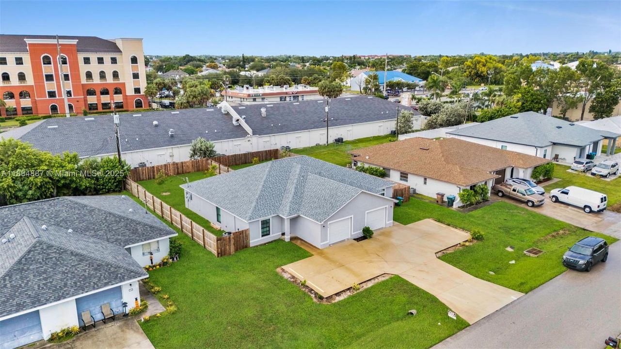 出租: $1,750 (3 贝兹, 2 浴室, 1200 平方英尺)