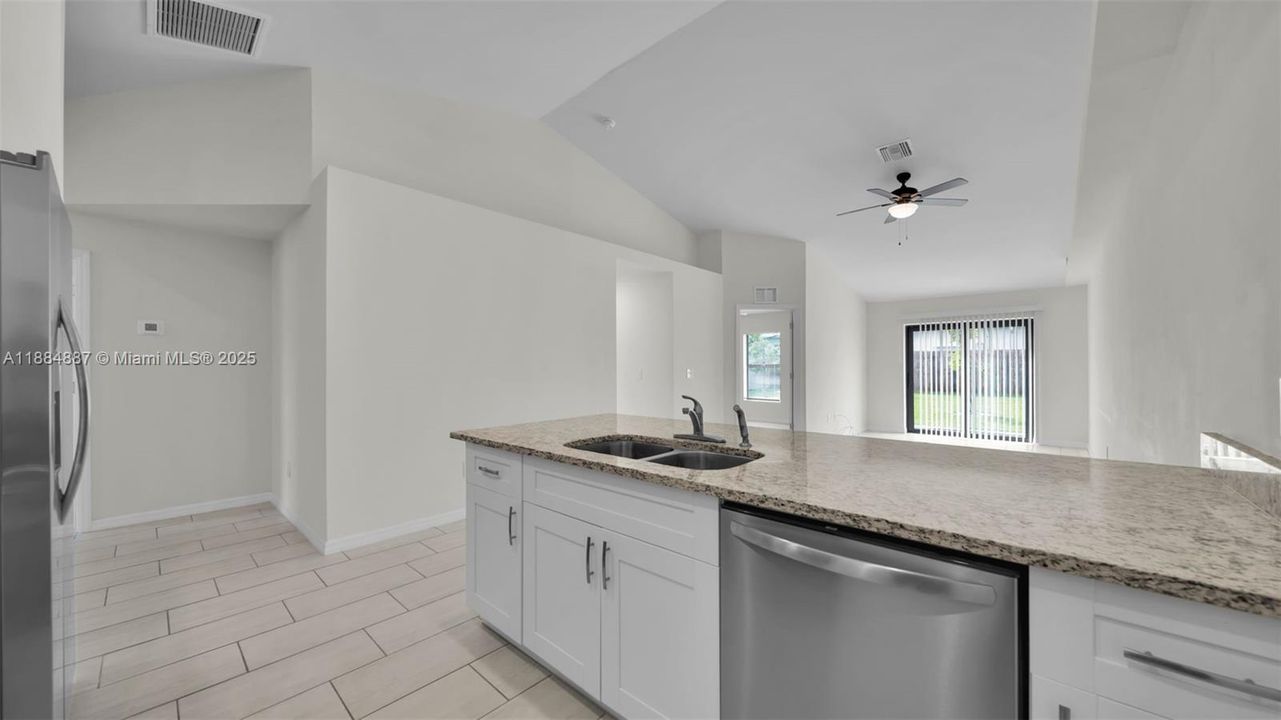 出租: $1,750 (3 贝兹, 2 浴室, 1200 平方英尺)