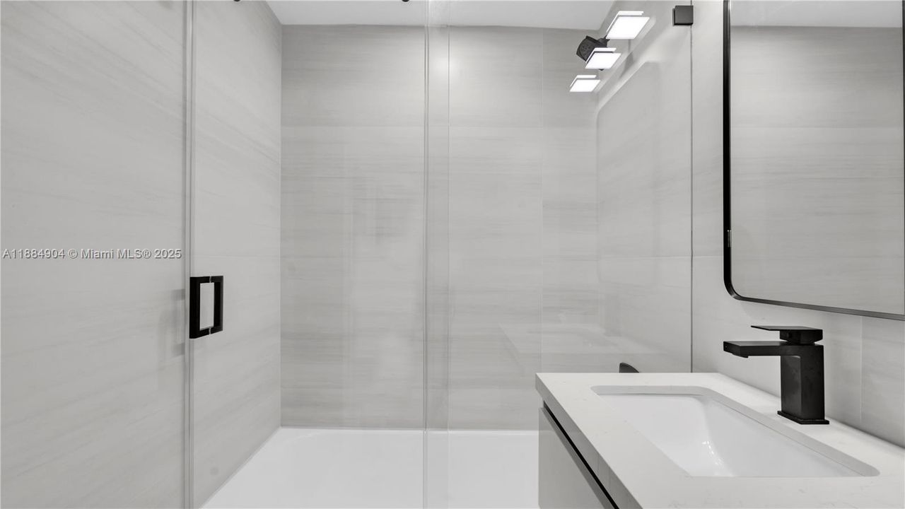 Recently Rented: $5,950 (5 beds, 3 baths, 2353 Square Feet)