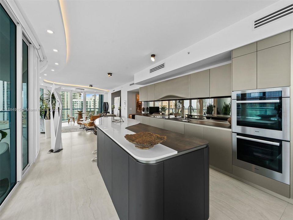 Недавно продано: $2,650,000 (3 спален, 3 ванн, 2726 Квадратных фут)