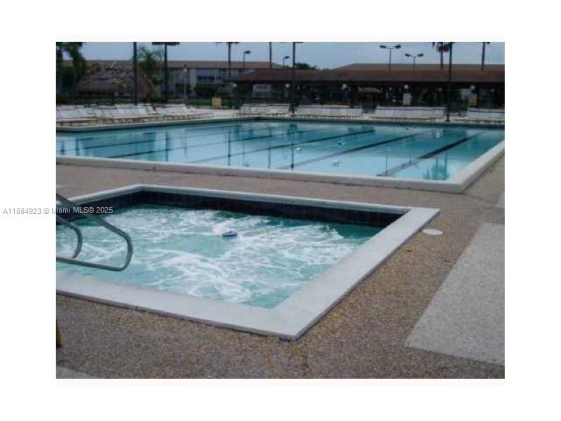 待售: $107,950 (1 贝兹, 1 浴室, 811 平方英尺)