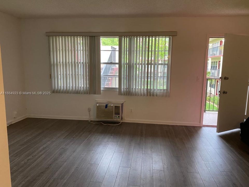 待售: $107,950 (1 贝兹, 1 浴室, 811 平方英尺)