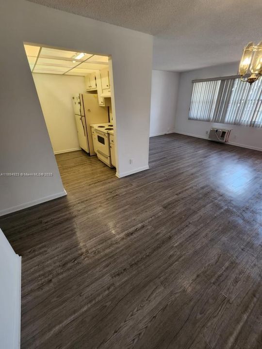 待售: $107,950 (1 贝兹, 1 浴室, 811 平方英尺)