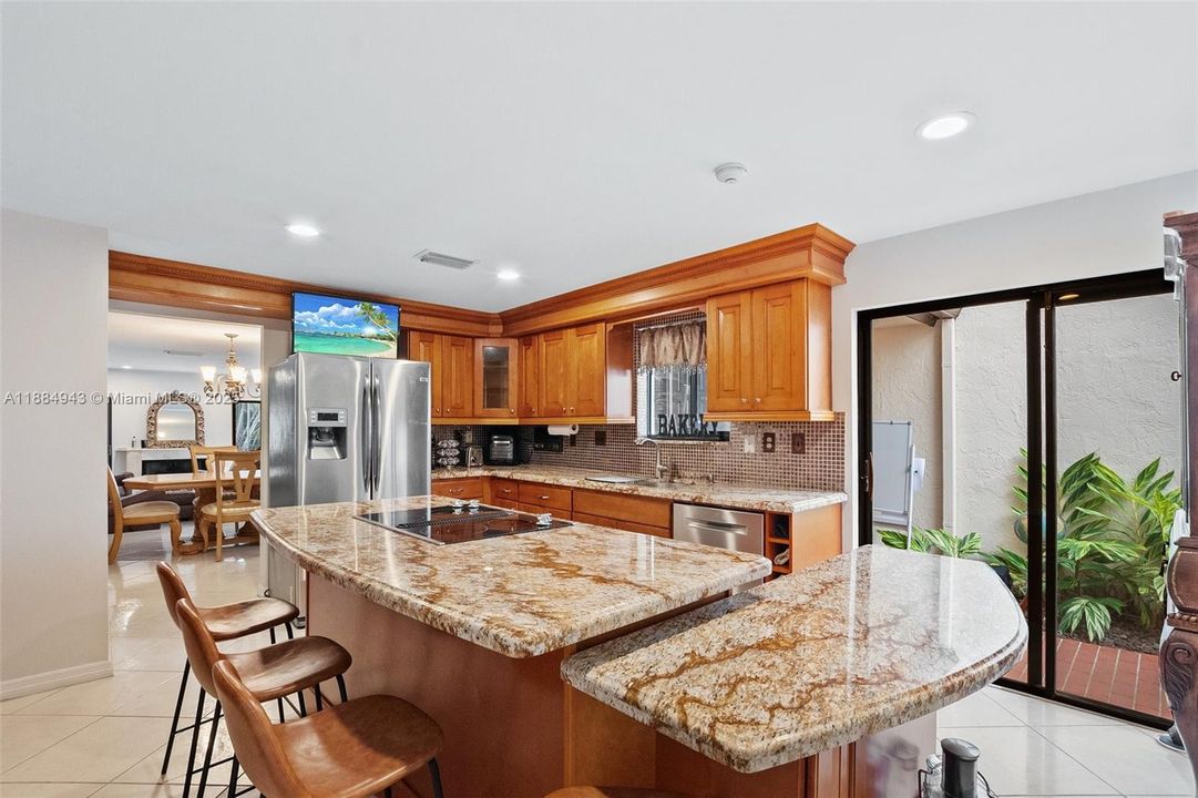 合同活跃: $795,000 (2 贝兹, 2 浴室, 2140 平方英尺)