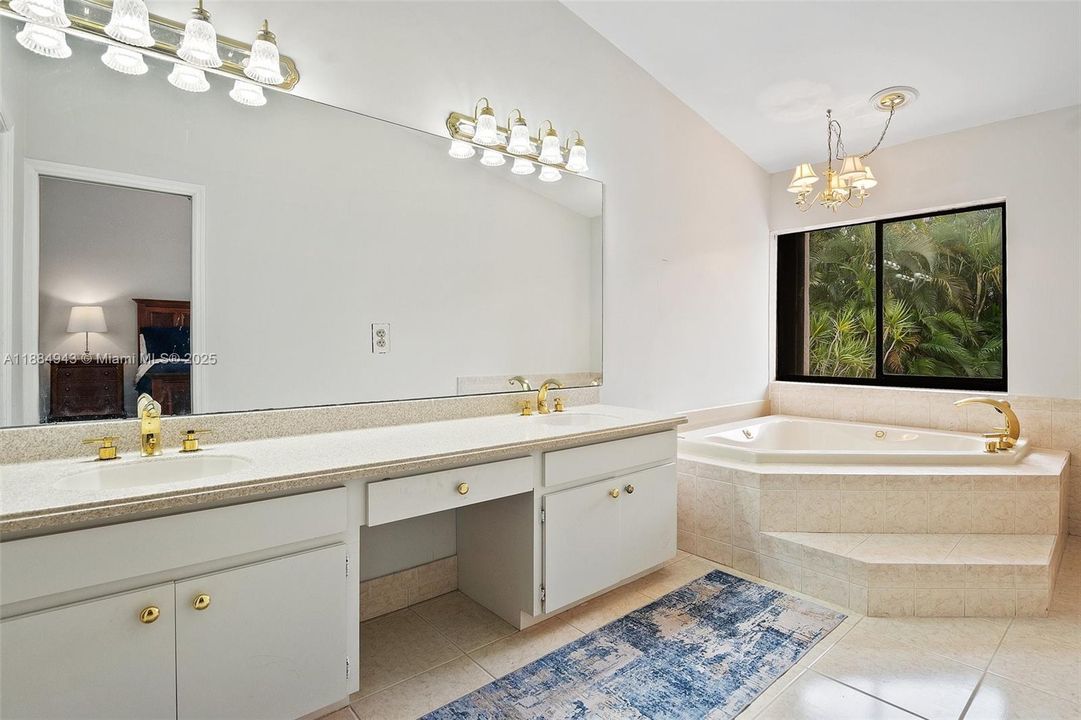 合同活跃: $795,000 (2 贝兹, 2 浴室, 2140 平方英尺)