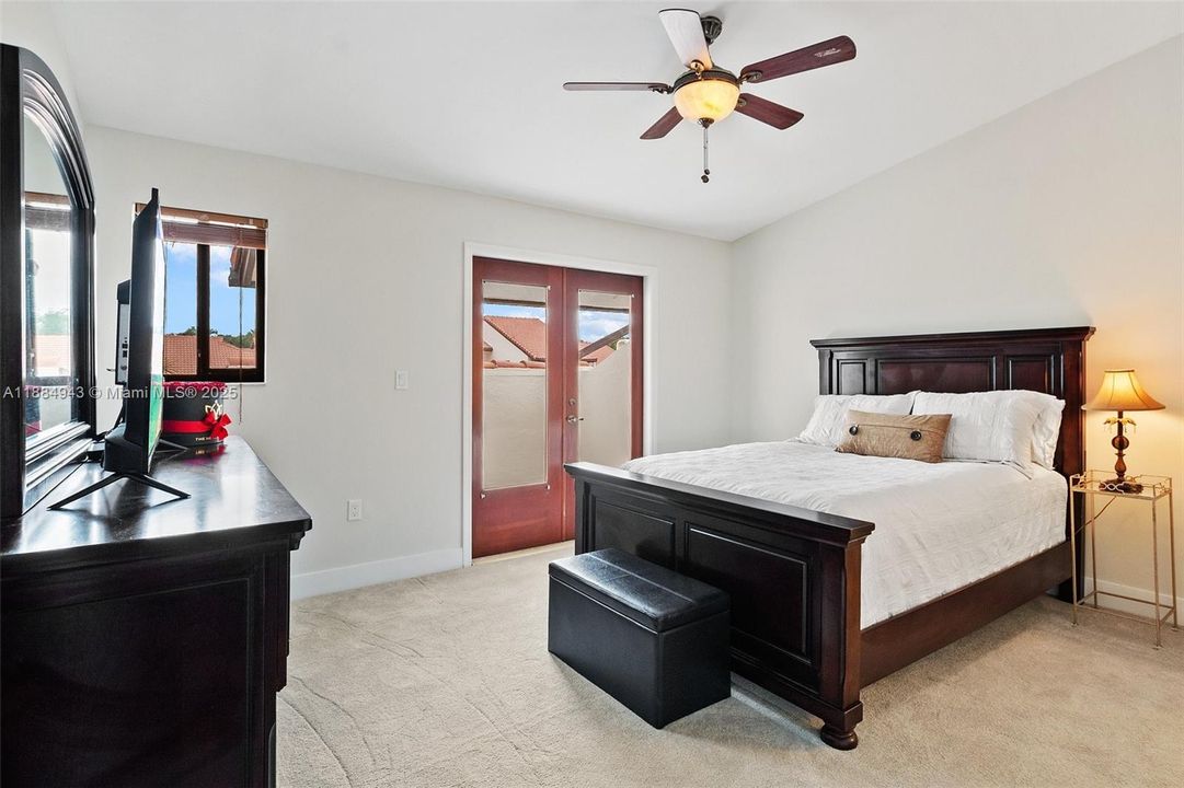 合同活跃: $795,000 (2 贝兹, 2 浴室, 2140 平方英尺)