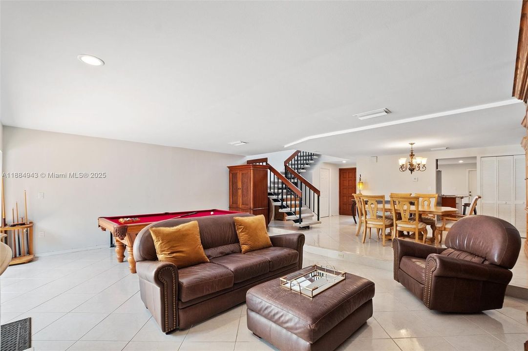 合同活跃: $795,000 (2 贝兹, 2 浴室, 2140 平方英尺)