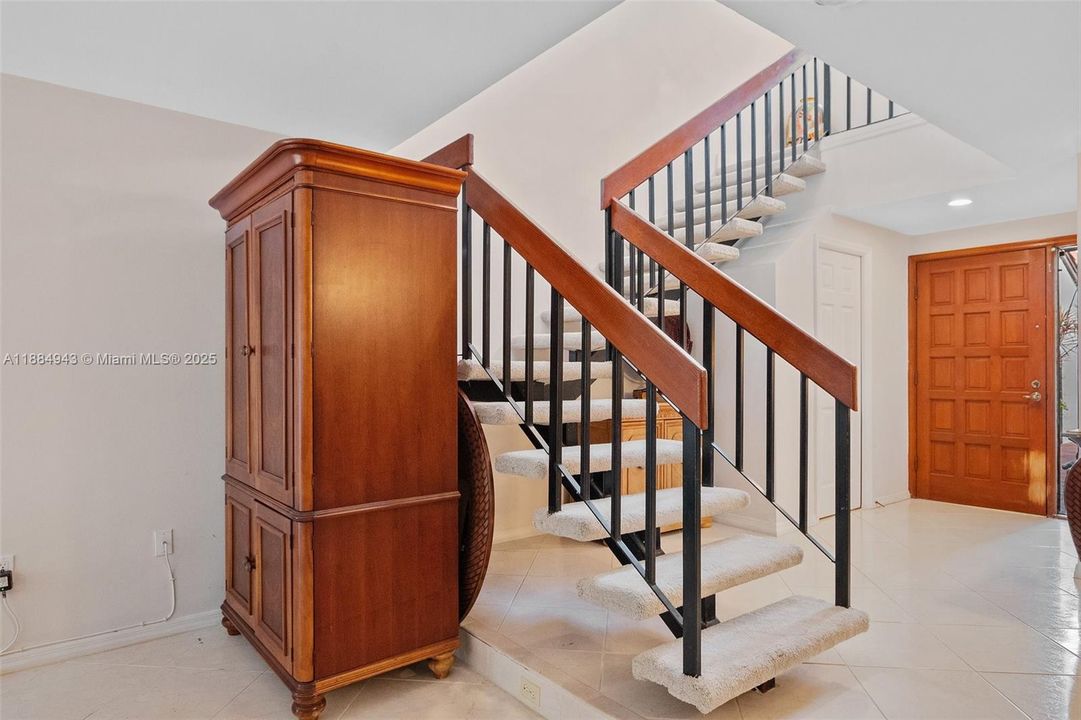 合同活跃: $795,000 (2 贝兹, 2 浴室, 2140 平方英尺)