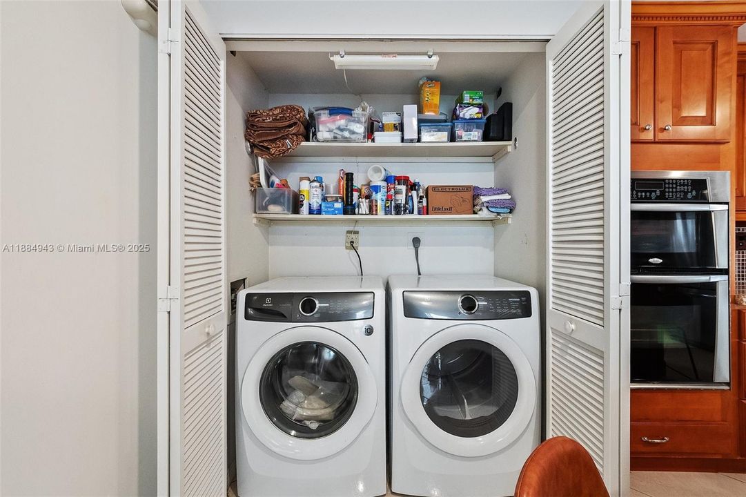 合同活跃: $795,000 (2 贝兹, 2 浴室, 2140 平方英尺)