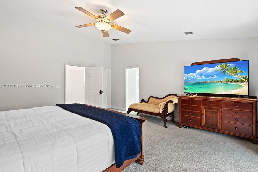 合同活跃: $795,000 (2 贝兹, 2 浴室, 2140 平方英尺)