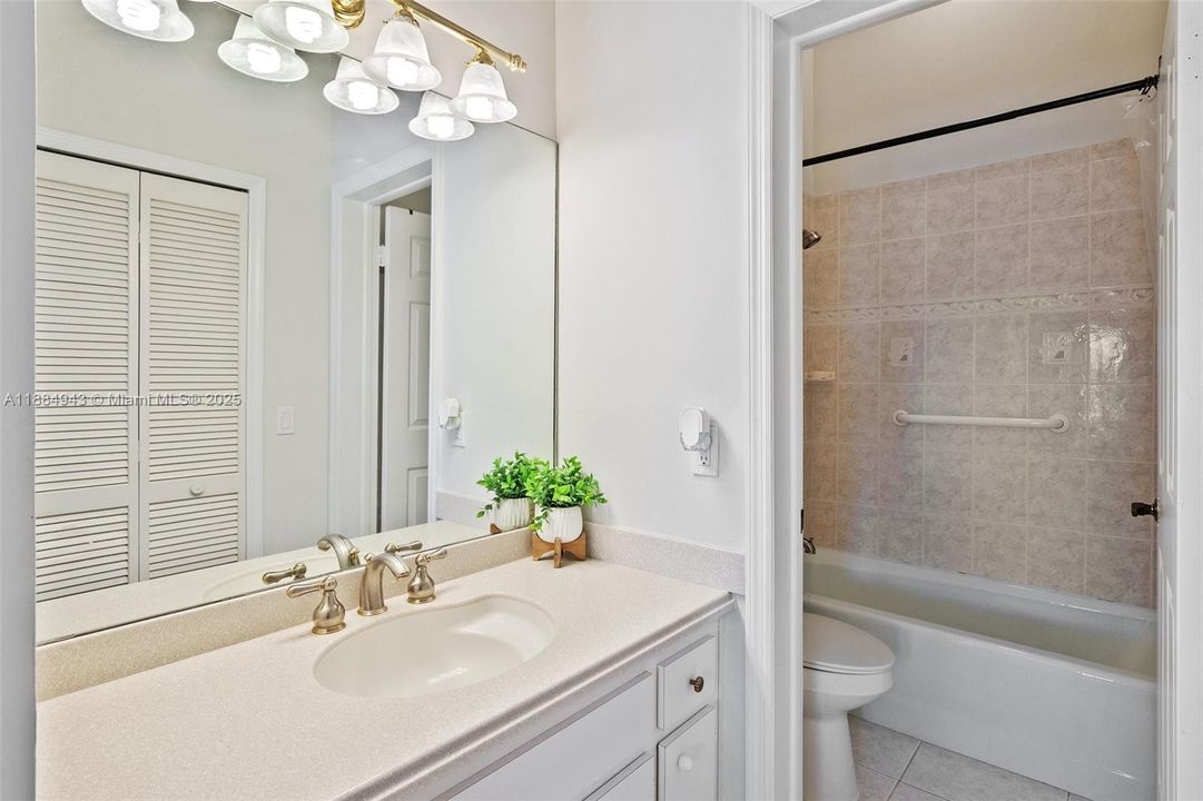 合同活跃: $795,000 (2 贝兹, 2 浴室, 2140 平方英尺)