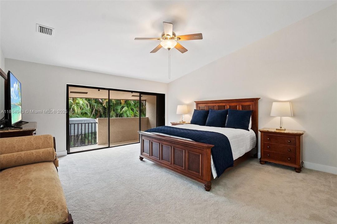 合同活跃: $795,000 (2 贝兹, 2 浴室, 2140 平方英尺)