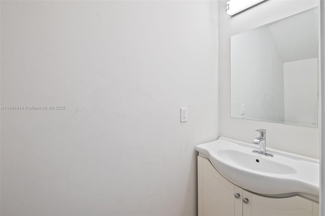 合同活跃: $795,000 (2 贝兹, 2 浴室, 2140 平方英尺)