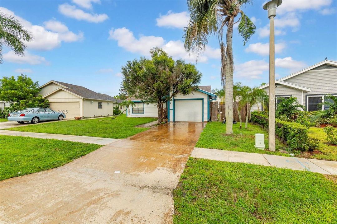 Active With Contract: $289,900 (2 beds, 1 baths, 1068 Square Feet)