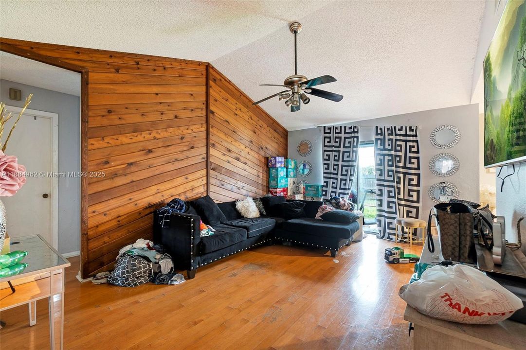 Active With Contract: $289,900 (2 beds, 1 baths, 1068 Square Feet)