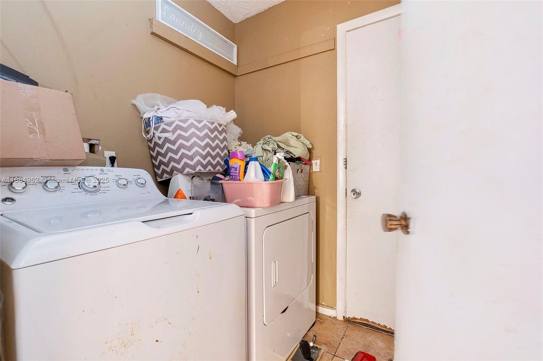 Active With Contract: $289,900 (2 beds, 1 baths, 1068 Square Feet)