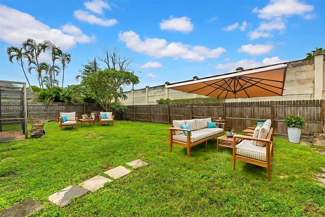 Active With Contract: $289,900 (2 beds, 1 baths, 1068 Square Feet)