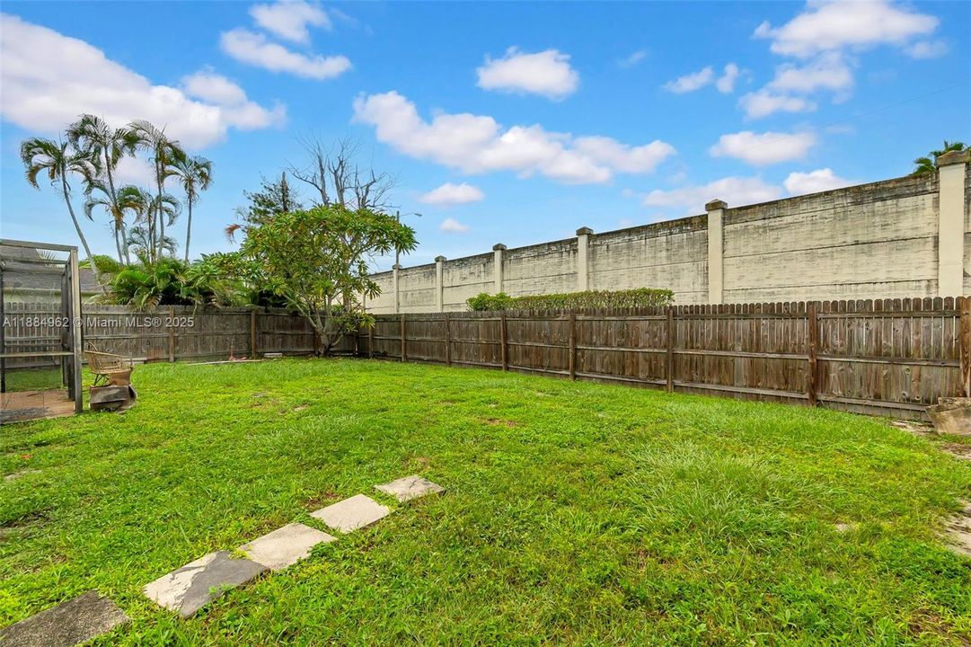 Active With Contract: $289,900 (2 beds, 1 baths, 1068 Square Feet)