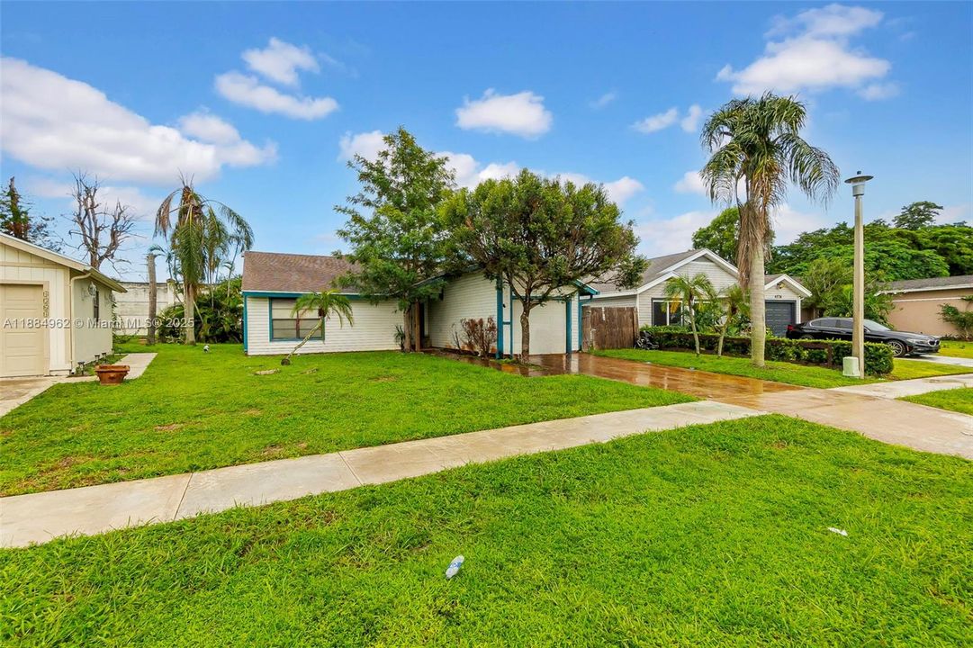 Active With Contract: $289,900 (2 beds, 1 baths, 1068 Square Feet)