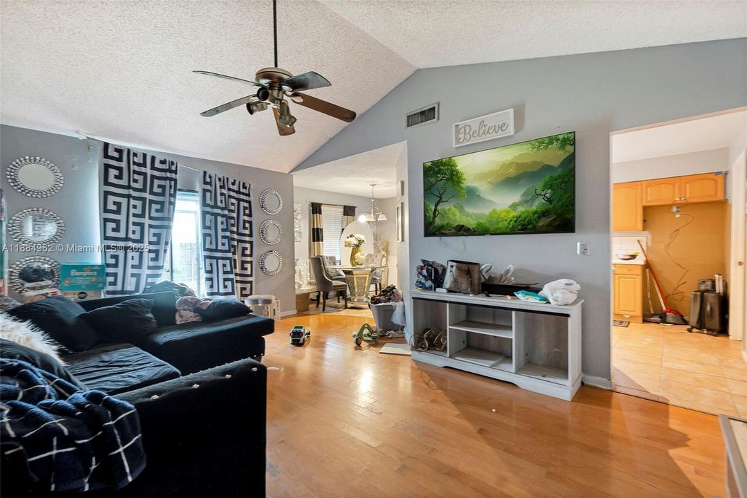 Active With Contract: $289,900 (2 beds, 1 baths, 1068 Square Feet)