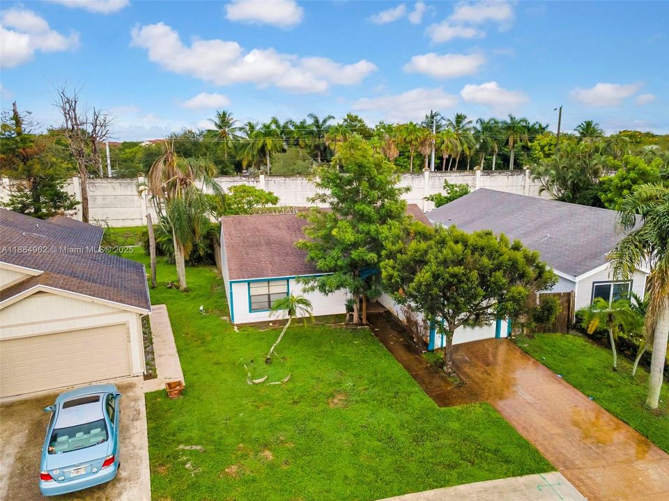 Active With Contract: $289,900 (2 beds, 1 baths, 1068 Square Feet)