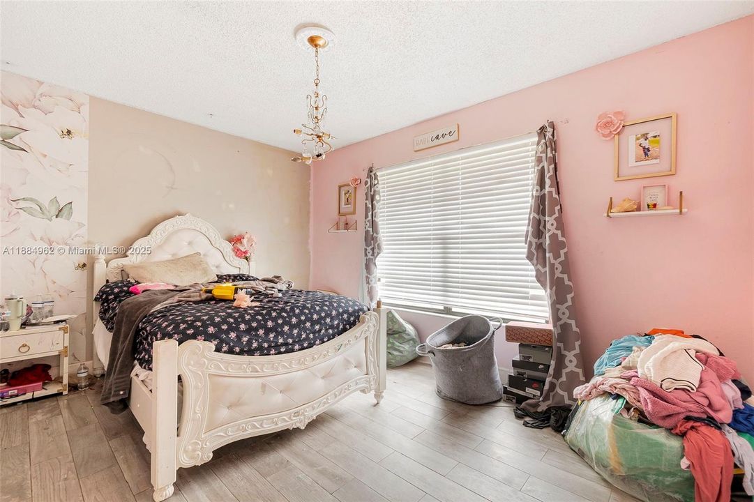 Active With Contract: $289,900 (2 beds, 1 baths, 1068 Square Feet)