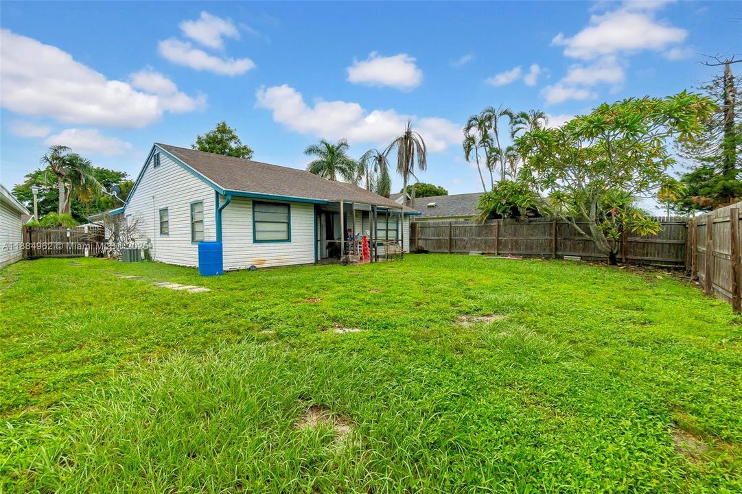 Active With Contract: $289,900 (2 beds, 1 baths, 1068 Square Feet)