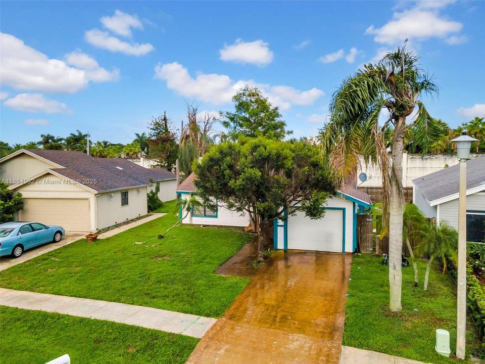 Active With Contract: $289,900 (2 beds, 1 baths, 1068 Square Feet)