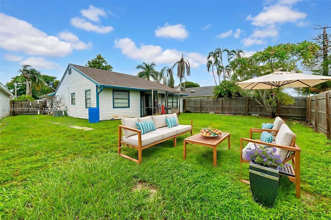 Active With Contract: $289,900 (2 beds, 1 baths, 1068 Square Feet)