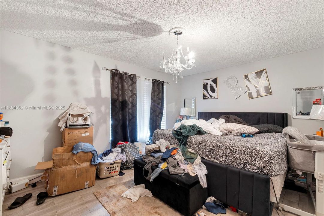 Active With Contract: $289,900 (2 beds, 1 baths, 1068 Square Feet)