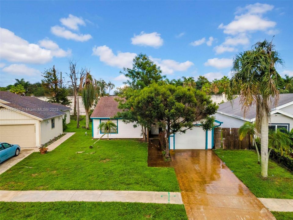 Active With Contract: $289,900 (2 beds, 1 baths, 1068 Square Feet)