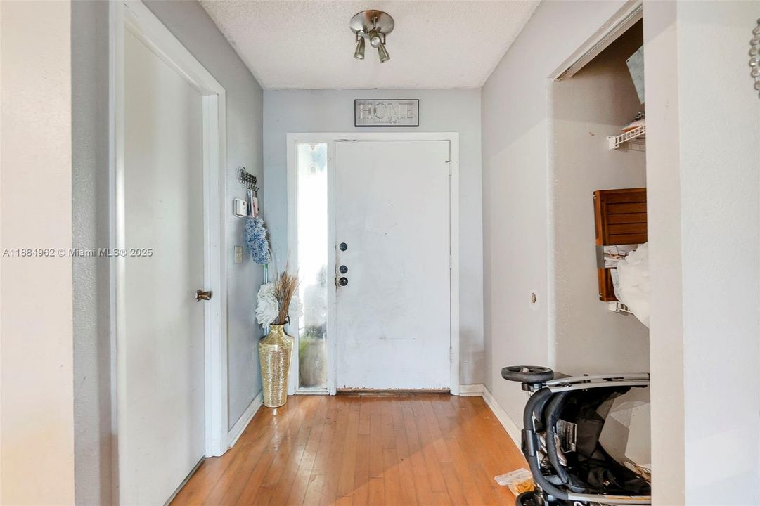 Active With Contract: $289,900 (2 beds, 1 baths, 1068 Square Feet)