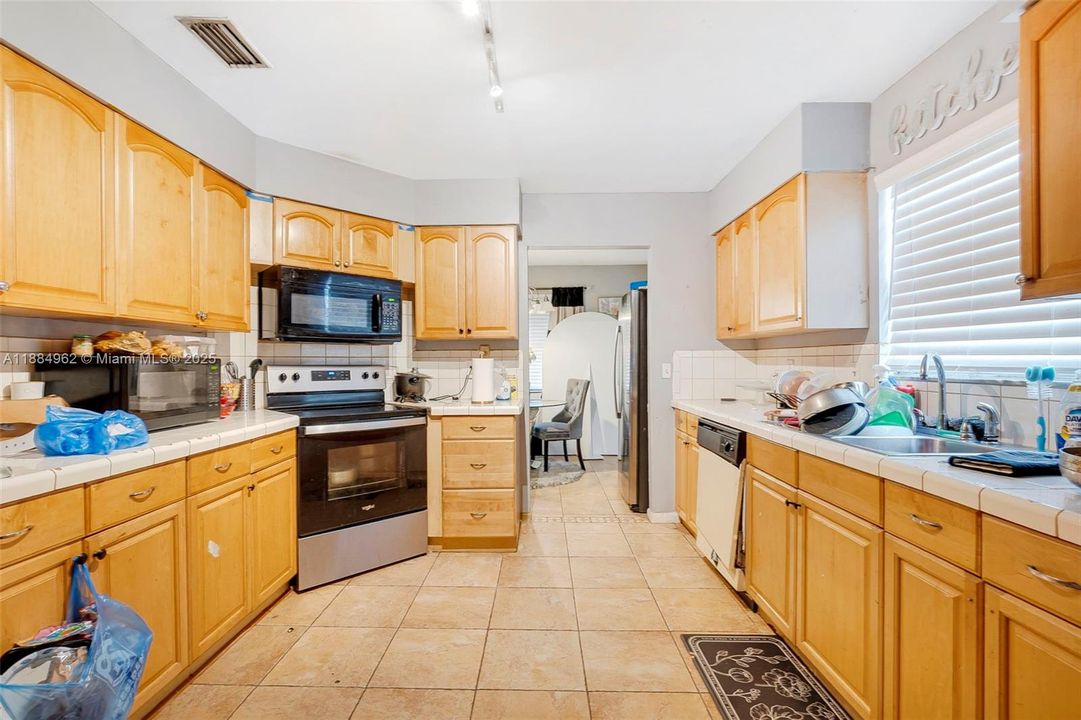 Active With Contract: $289,900 (2 beds, 1 baths, 1068 Square Feet)