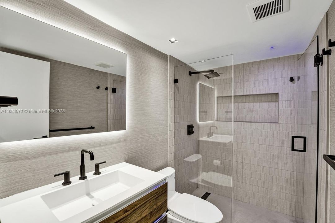 Active With Contract: $4,900 (2 beds, 2 baths, 1048 Square Feet)