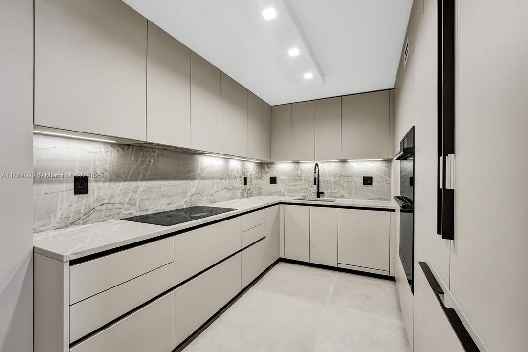 Active With Contract: $4,900 (2 beds, 2 baths, 1048 Square Feet)